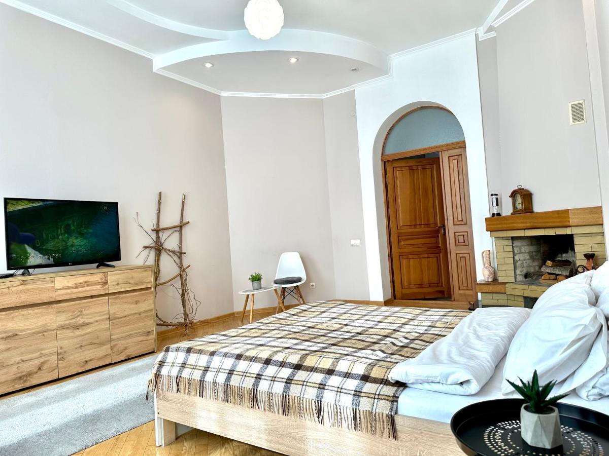 Apartments In The City Center, Near A Theatre, Zlata Plaza Rivne Exterior foto