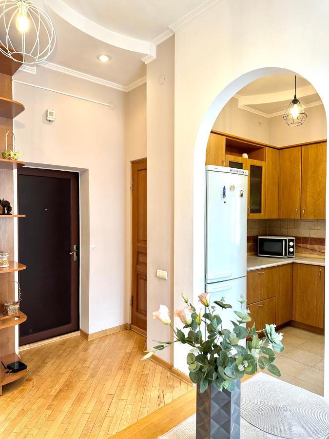 Apartments In The City Center, Near A Theatre, Zlata Plaza Rivne Exterior foto